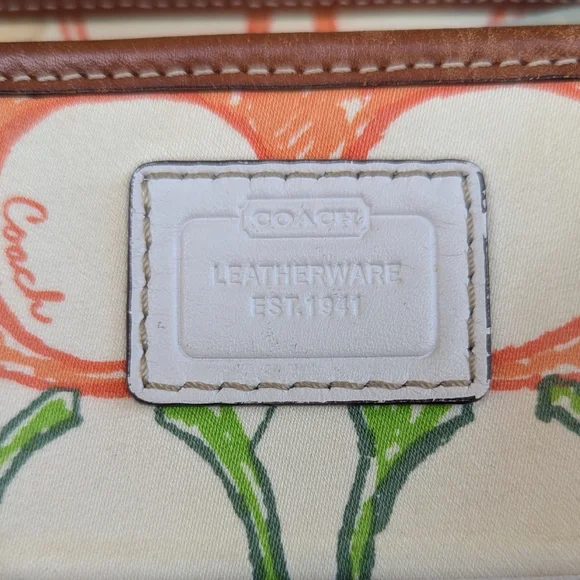 Coach Hamptons Signature Scribble Tote + Wallet - Picture 5 of 17